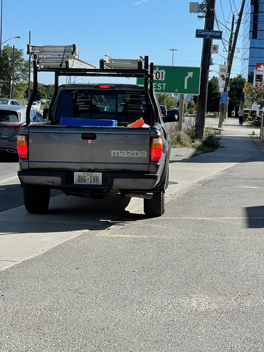 StoptionalTO's tweet image. Could have pulled down a side street, could have parked in a nearby gas station (there’s 3 in about 100m) but chose to block a sidewalk and eat a bag of Cheetos.
No one gives a 💩 because @JohnTory does not give a 💩 
Leadership matters. Vote accordingly. #topoli #stoptionalTO