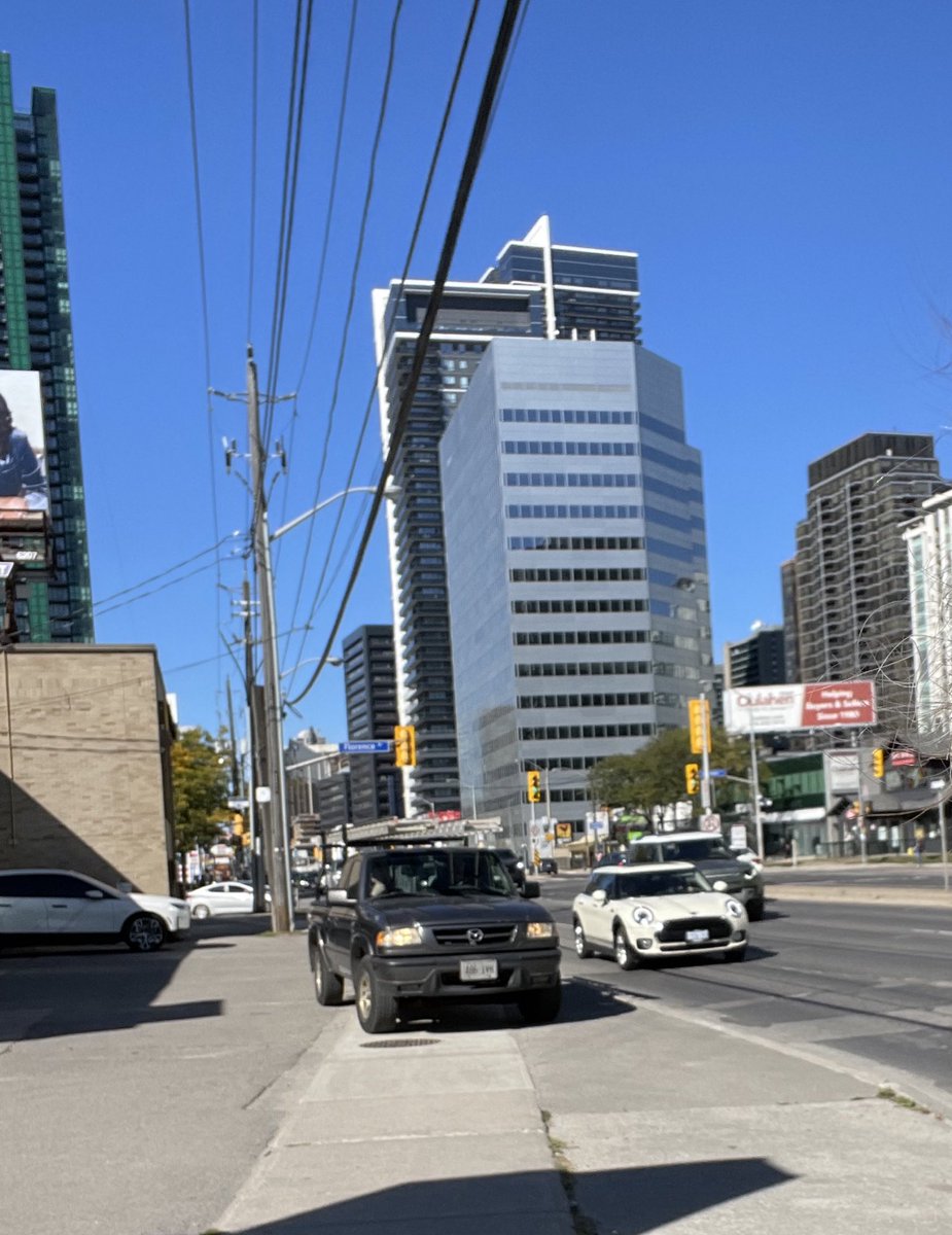 StoptionalTO's tweet image. Could have pulled down a side street, could have parked in a nearby gas station (there’s 3 in about 100m) but chose to block a sidewalk and eat a bag of Cheetos.
No one gives a 💩 because @JohnTory does not give a 💩 
Leadership matters. Vote accordingly. #topoli #stoptionalTO