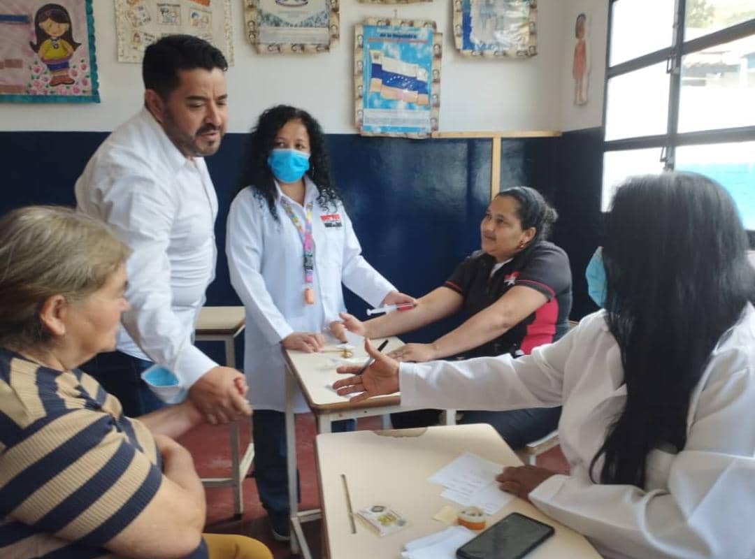 MariaMicaelaMRT's tweet photo. @TupamaroMRT es un estilo de vida nos planteamos la transformación del hombre y la mujer nueva desde lo más profundo del pueblo nace la @MedicosMRT promoviendo los cambios de estilos de vida ante la mercantilización de la salud .
Somos la ERA REBELDE ❤️🖤 
@NicolasMaduro https://t.co/fb4AvKDC74