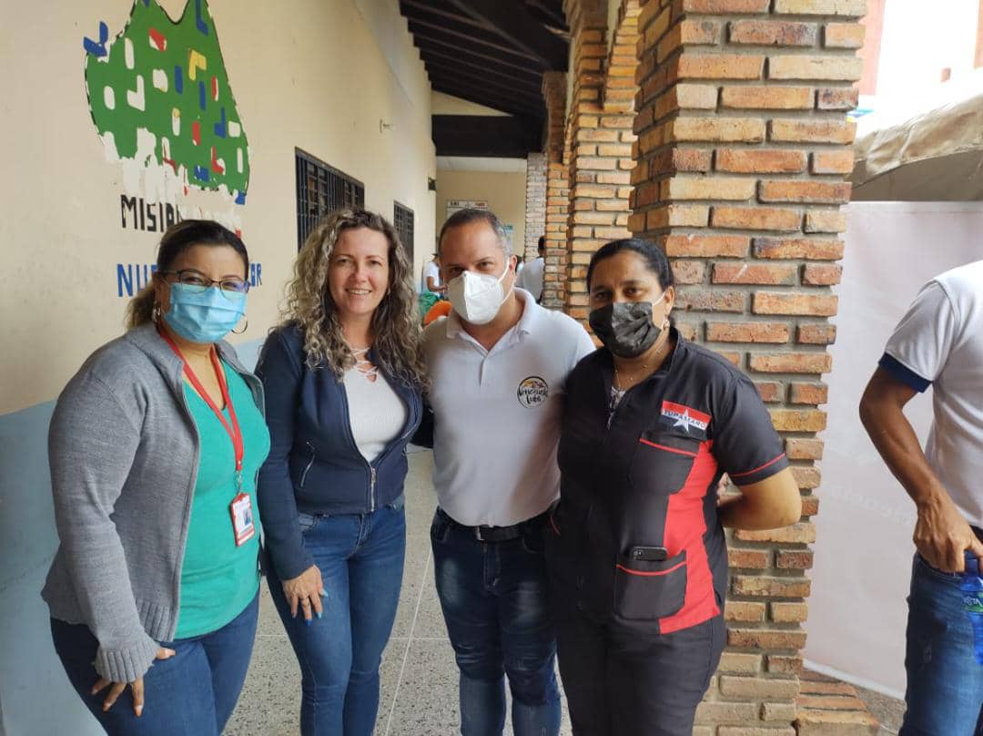 MariaMicaelaMRT's tweet photo. @TupamaroMRT es un estilo de vida nos planteamos la transformación del hombre y la mujer nueva desde lo más profundo del pueblo nace la @MedicosMRT promoviendo los cambios de estilos de vida ante la mercantilización de la salud .
Somos la ERA REBELDE ❤️🖤 
@NicolasMaduro https://t.co/fb4AvKDC74