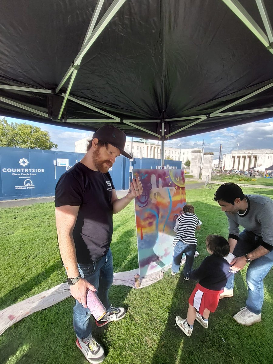 WMBigLocal's tweet photo. What a day at Fellowship Sq doing the Design Line finale at @wfcouncil with  @woodstreetwalls, @HatchArt  @weareubn - incredible people, weather and community #williammorrisdesignline #communitypower https://t.co/OsZW8NSYTx