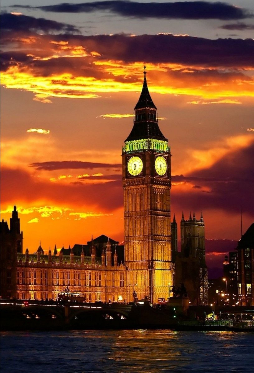 gauthie74757302's tweet photo. Sunset over London in the United Kingdom 🇬🇧❤️💙🧡 https://t.co/BouyP35jk9