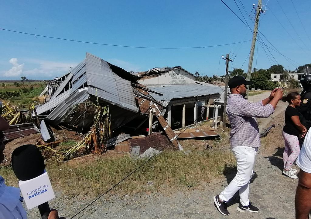 Escribo desde La Gina, Miches, en recorrido junto al pdte <a href="/luisabinader/">Luis Abinader</a> en apoyo a comunidades afectadas por #HuracanFiona. La foto corresponde a una factoría arrocera gravemente dañada por el fenómeno atmosférico extremo <a href="/CambioClimaRD/">Cambio Climático de la República Dominicana</a>
