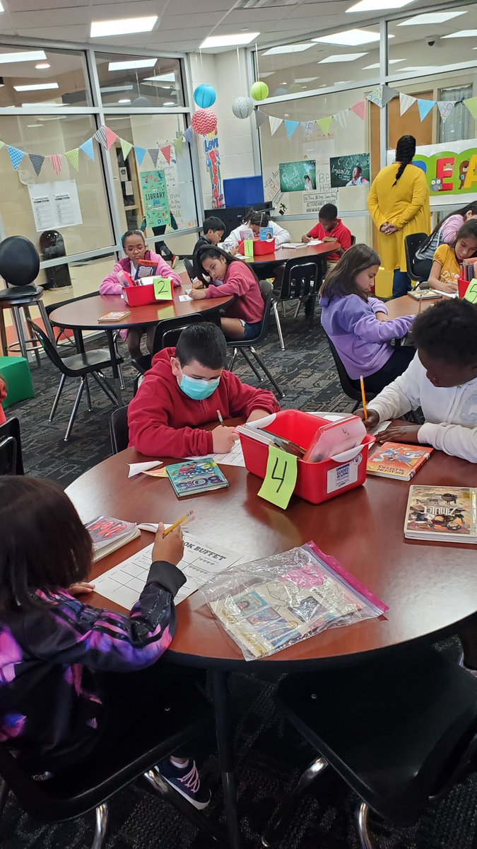 HayesTeachers's tweet photo. Shout out to our librarian Mrs. Brittingham! This week our 3rd and 4th graders got to participate in a Book Buffet! They received a bin of books that had different genres. Students sampled these genres and then got to leave reviews! #RutherfordB #OKCPS @OKCPS https://t.co/oe6Y3wcinT