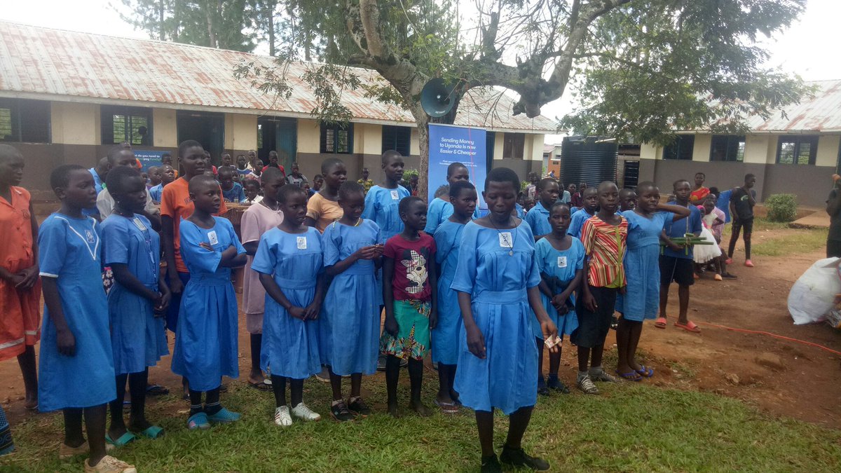 nagojje's tweet photo. Abayizi abasoba mu 250 bafunye ebikozesebwa ku somero omuli ebitabo, kalamu nebirala .ate abazadde baabwe nabo bayambidwako ku byokwambala. Twebaza aba Take a Child to school Uganda! @cbsfm_ug @UgandaSOS @ntvuganda @SBuweekula @cbsfm_ug @EKyaggwe @UgandaSOS @TactsUganda https://t.co/vMBqtsJsPt