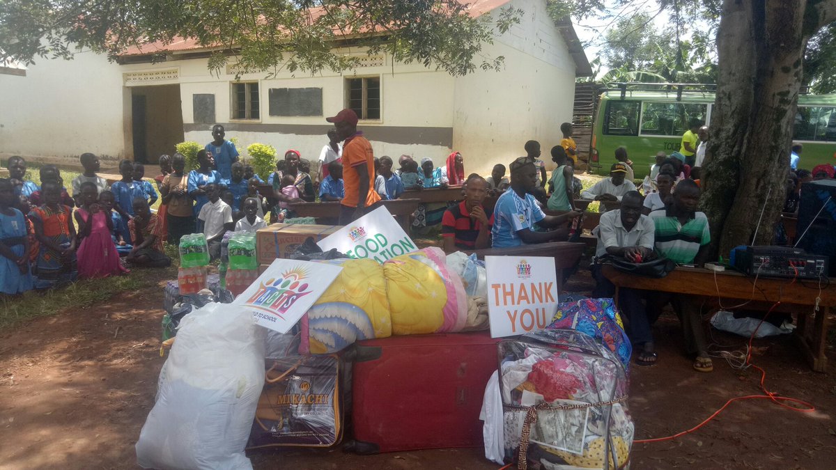 nagojje's tweet photo. Abayizi abasoba mu 250 bafunye ebikozesebwa ku somero omuli ebitabo, kalamu nebirala .ate abazadde baabwe nabo bayambidwako ku byokwambala. Twebaza aba Take a Child to school Uganda! @cbsfm_ug @UgandaSOS @ntvuganda @SBuweekula @cbsfm_ug @EKyaggwe @UgandaSOS @TactsUganda https://t.co/vMBqtsJsPt