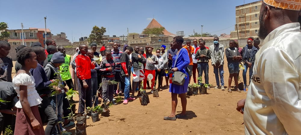 LadiesNawiri's tweet photo. Tree planting for a cause!! Planting trees help to promote peace by bringing people together. We also get to breathe hewa iko freshi barida. Thank you @FMF_Kenya and Mabondeni primary for including us❤ @KenyaYwca
#peace
#climatechange https://t.co/uznWPVx7CH