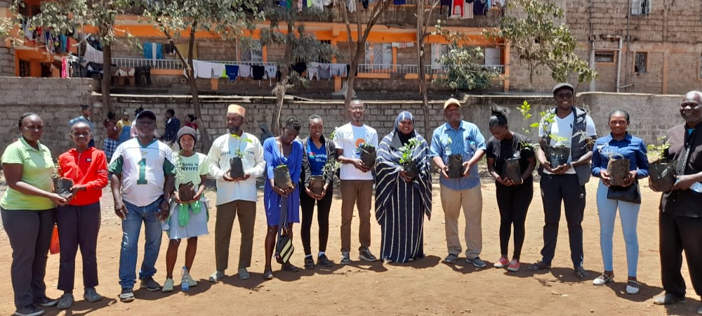 LadiesNawiri's tweet photo. Tree planting for a cause!! Planting trees help to promote peace by bringing people together. We also get to breathe hewa iko freshi barida. Thank you @FMF_Kenya and Mabondeni primary for including us❤ @KenyaYwca
#peace
#climatechange https://t.co/uznWPVx7CH