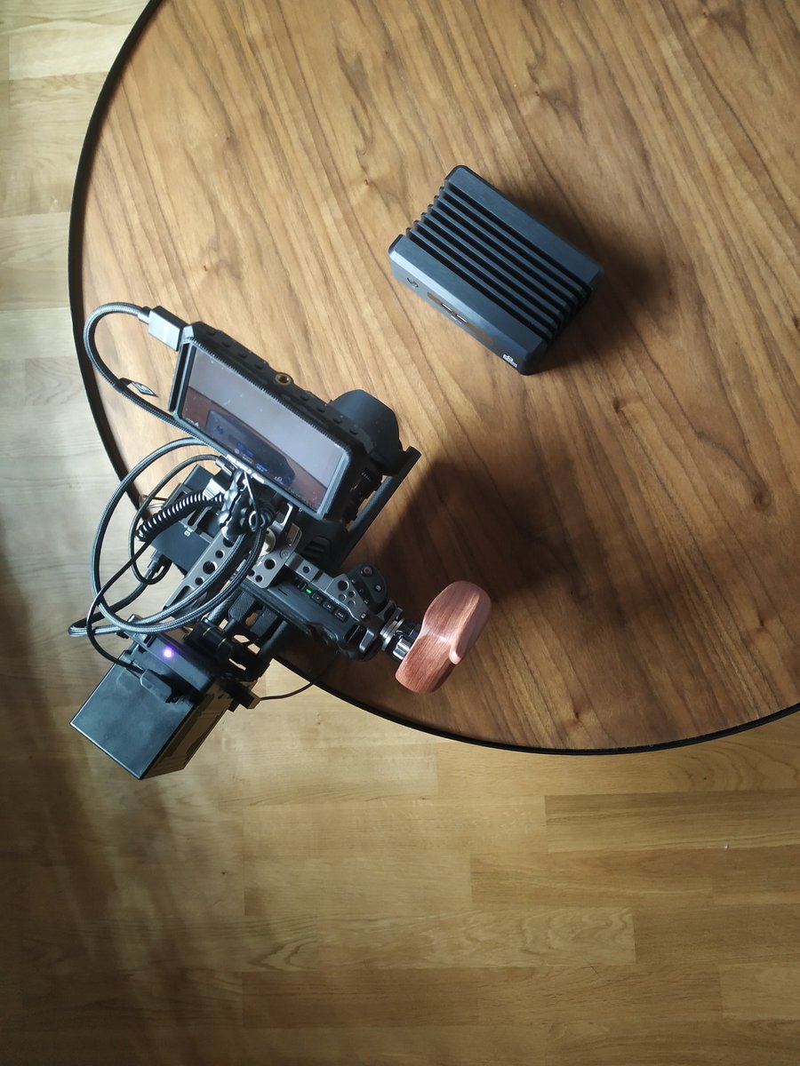 perfspots's tweet photo. Einblick hinter die Kulisse des Videodrehs mit dem PrimeMini 5 von Prime Computer.

Das Video dazu habe ich kürzlich hier auf LinkedIn gepostet.

Das Setup ist in meinem Büro entstanden und besteht aus dem Wohnzimmertisch und einem Zwei-Licht-Setup. https://t.co/v00fDdCPDS