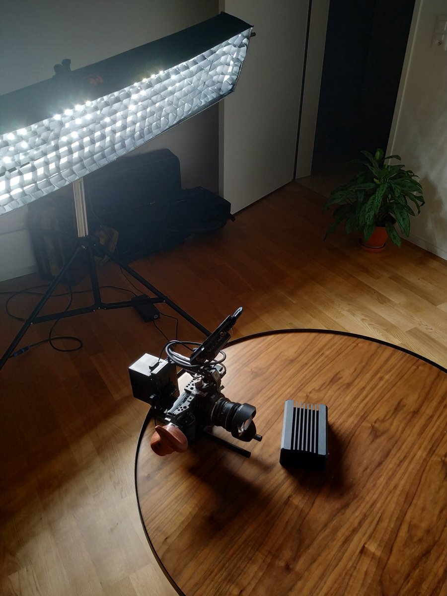 perfspots's tweet photo. Einblick hinter die Kulisse des Videodrehs mit dem PrimeMini 5 von Prime Computer.

Das Video dazu habe ich kürzlich hier auf LinkedIn gepostet.

Das Setup ist in meinem Büro entstanden und besteht aus dem Wohnzimmertisch und einem Zwei-Licht-Setup. https://t.co/v00fDdCPDS