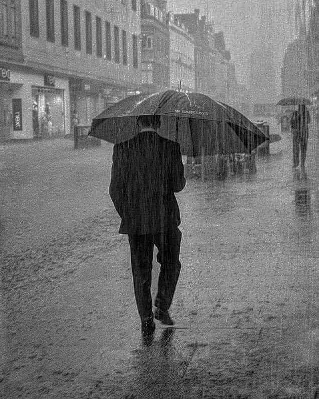 'We are like books. Most people only see our cover, the minority read only the introduction, many people believe the critics. Few will know our content.' Emile Zola 🤍 #beyondthesurface
Oxford, 2009 - by Robert Viglasky