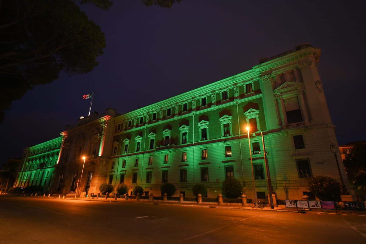 ItalianNavy's tweet photo. World mitochondrial diseases week: la #MarinaMilitare illumina di verde i 
propri edifici quale segno di supporto alla ricerca 
per lo studio e la cura delle malattie mitocondriali.
#NoiSiamolaMarina #ProfessionistidelMare https://t.co/RCKBEVXE4I