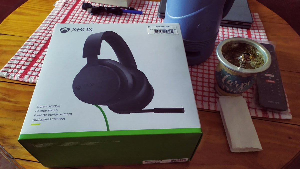 FurikaoT's tweet photo. Me hacía mucha ilusión tenerlos, de casualidad los encontré en un negocio cuando baje al centro. 😁💚 #Xbox #XboxHeadset https://t.co/FfY4yT7OKu