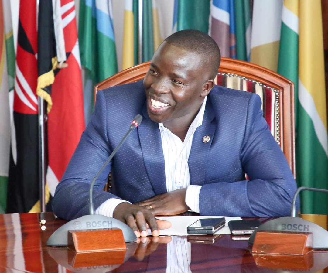 Marich044's tweet photo. Great words are spoken by great people and echoed by great friends.
 @NdindiiNyoro @kipmurkomen  @Araap_Sang 
We're African and Africa is our business 👌
#Winchit
#Marich029 🦅 https://t.co/tDmXJUktVu