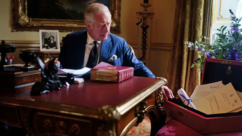 RoyalFamily's tweet photo. His Majesty The King’s Red Box 🧰

The Red Box contains papers from government ministers in the UK and the Realms and from representatives from the Commonwealth and beyond. The documents are sent from the Private Secretary’s Office to The King, wherever he may be in residence. https://t.co/vCyTANWvZp