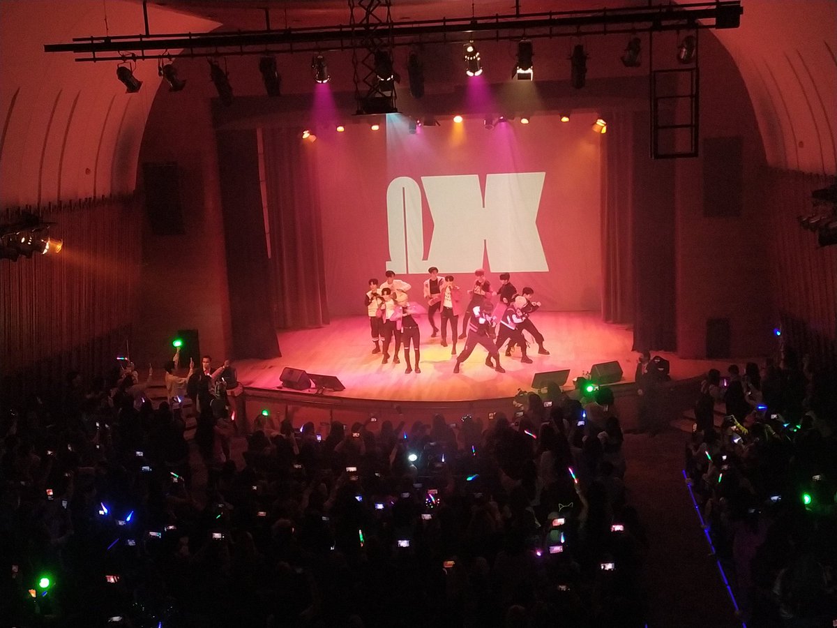 LeiiSuarez's tweet photo. Thank you @OmegaX_members @OmegaX_official for coming to Colombia! 💙🇨🇴 It was a beautiful night!
Relamente la dieron toda, interactuaron mucho con el público y nos hicieron sentir queridos💌
Un concierto inolvidable lleno de puro talento✨Espero que vuelvan🥰
#OMEGA_X_inColombia https://t.co/6JMFqJ3Qh2