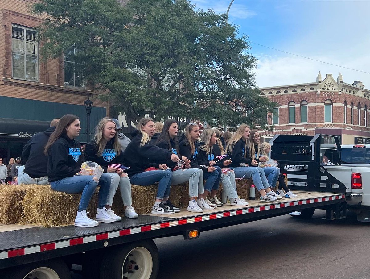 dakotastate_wbb's tweet photo. ⚔️🎉Homecoming Parade🎉⚔️ 

#TrojansWBB #TrojanDays https://t.co/Yv4k8TVILR