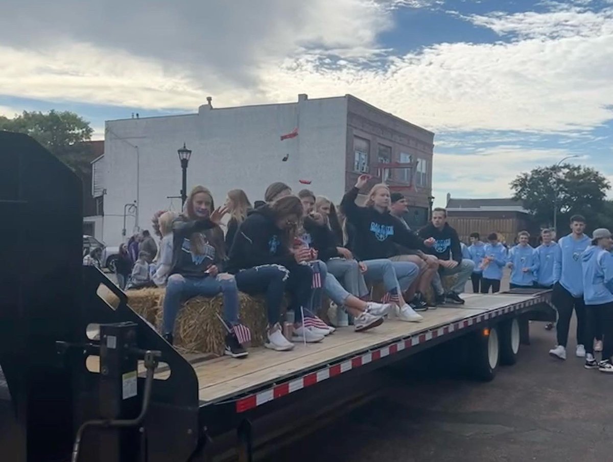 dakotastate_wbb's tweet photo. ⚔️🎉Homecoming Parade🎉⚔️ 

#TrojansWBB #TrojanDays https://t.co/Yv4k8TVILR