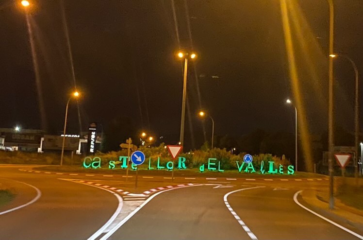 AEPMI's tweet photo. Castellar del Vallés (Barcelona) se ilumina de verde por la Semana Mundial de las Enfermedades Mitocondriales #lightupformito #mito #wordmitoweek @MitoAware https://t.co/Fo7pSJaboZ