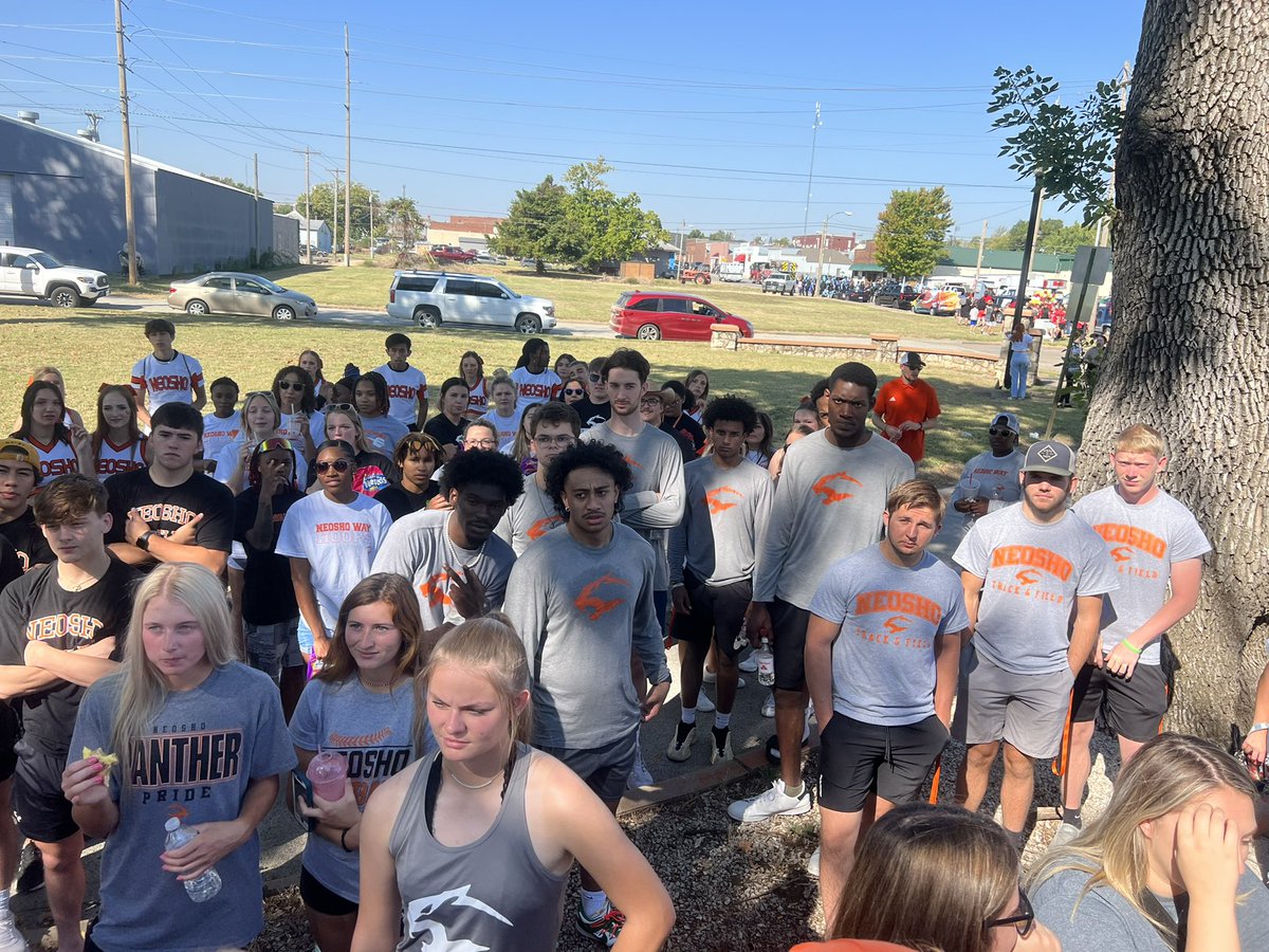 InspireJJDavis's tweet photo. Community Service: Today the Neosho Way served our community by walking in the parade, working the soccer game and working a booth at artist alley! #TheNeoshoWay https://t.co/YPnngpgYnA