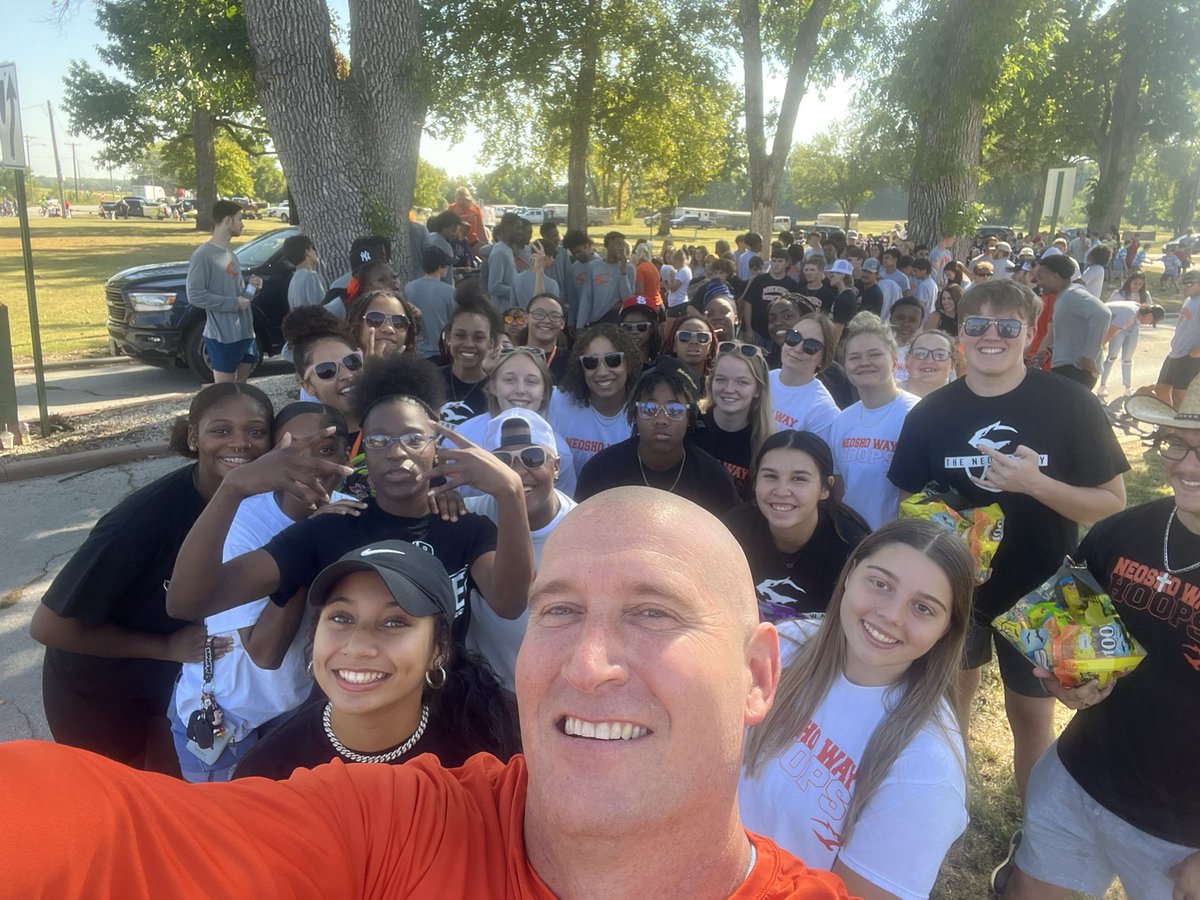 InspireJJDavis's tweet photo. Community Service: Today the Neosho Way served our community by walking in the parade, working the soccer game and working a booth at artist alley! #TheNeoshoWay https://t.co/YPnngpgYnA