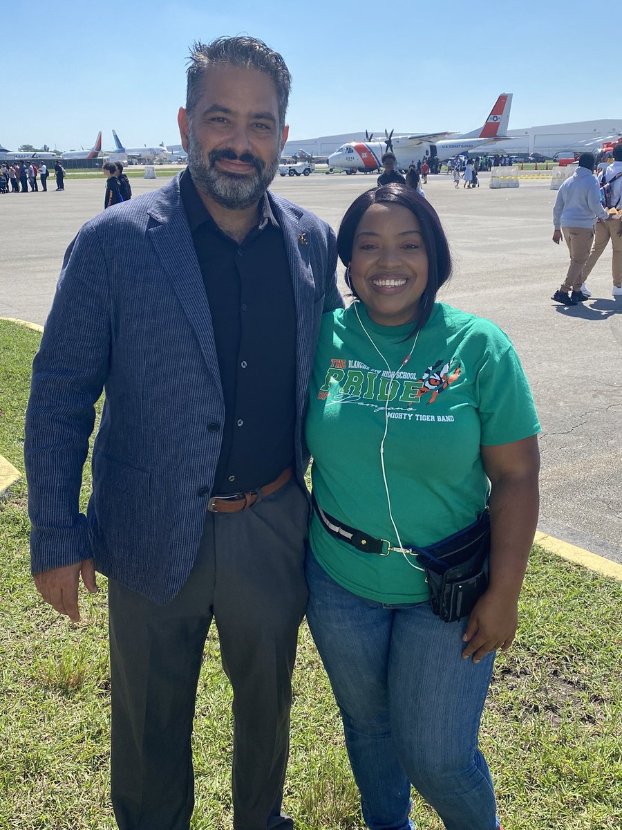 JuncoScience's tweet photo. Here are some more rockstar teachers, coordinators ,and students from @NHS_Magnet , Key Largo ms , @BEHSMagnet , Pompano ms at South Florida air expo this weekend. Cant wait until next year! #FlyhighGAI https://t.co/9xopYTbSps