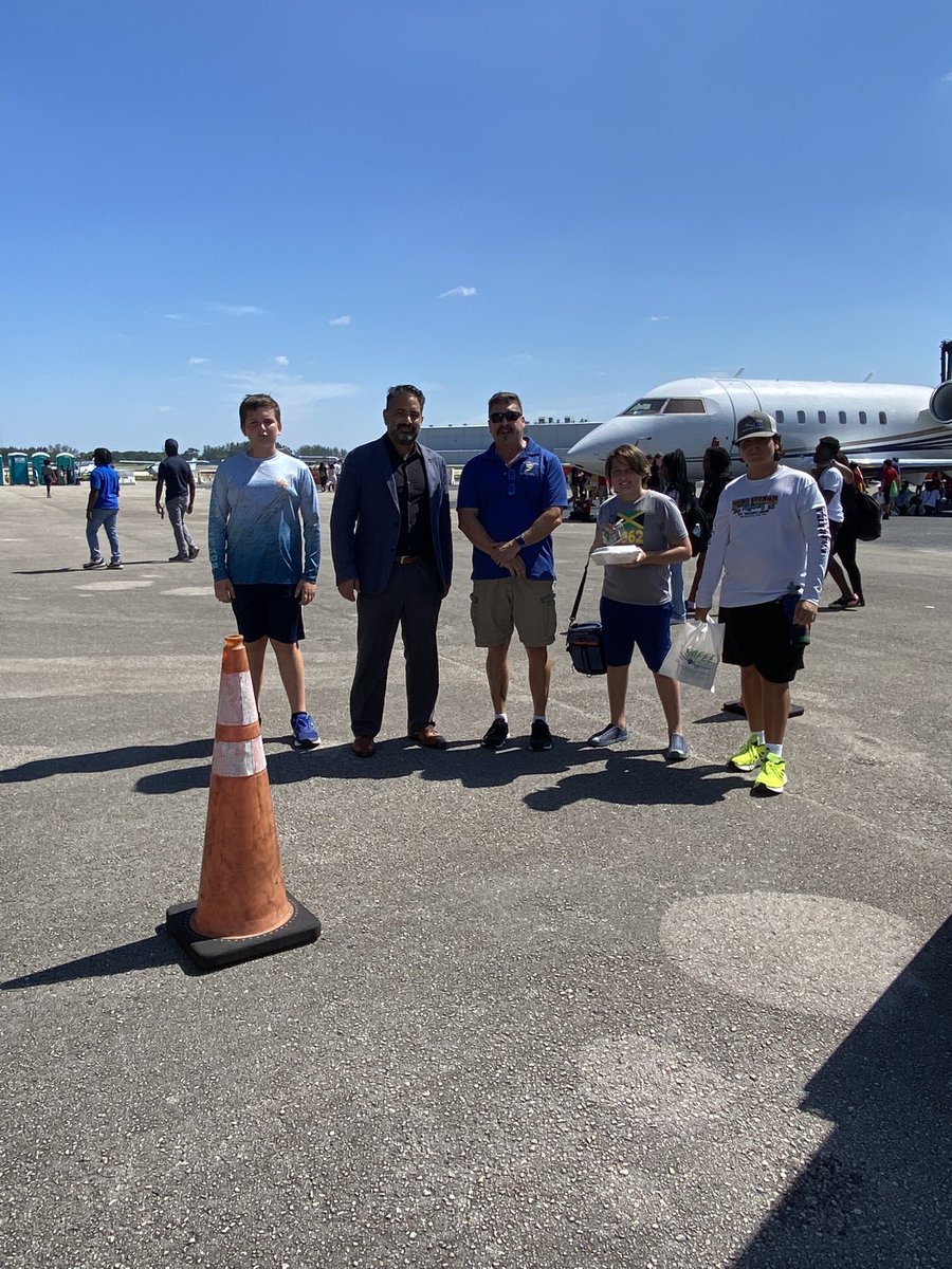 JuncoScience's tweet photo. Here are some more rockstar teachers, coordinators ,and students from @NHS_Magnet , Key Largo ms , @BEHSMagnet , Pompano ms at South Florida air expo this weekend. Cant wait until next year! #FlyhighGAI https://t.co/9xopYTbSps