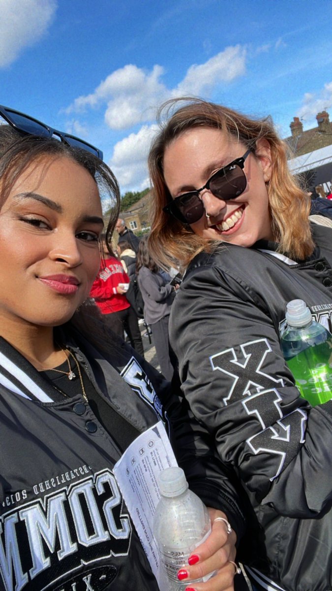 FloraSodiya's tweet photo. What a day ⚽️🏆❤️
@charlottebxdd__ @Sidemen 
#sidemenCharityMatch #sidemen #london https://t.co/s8tKyKt3Y8