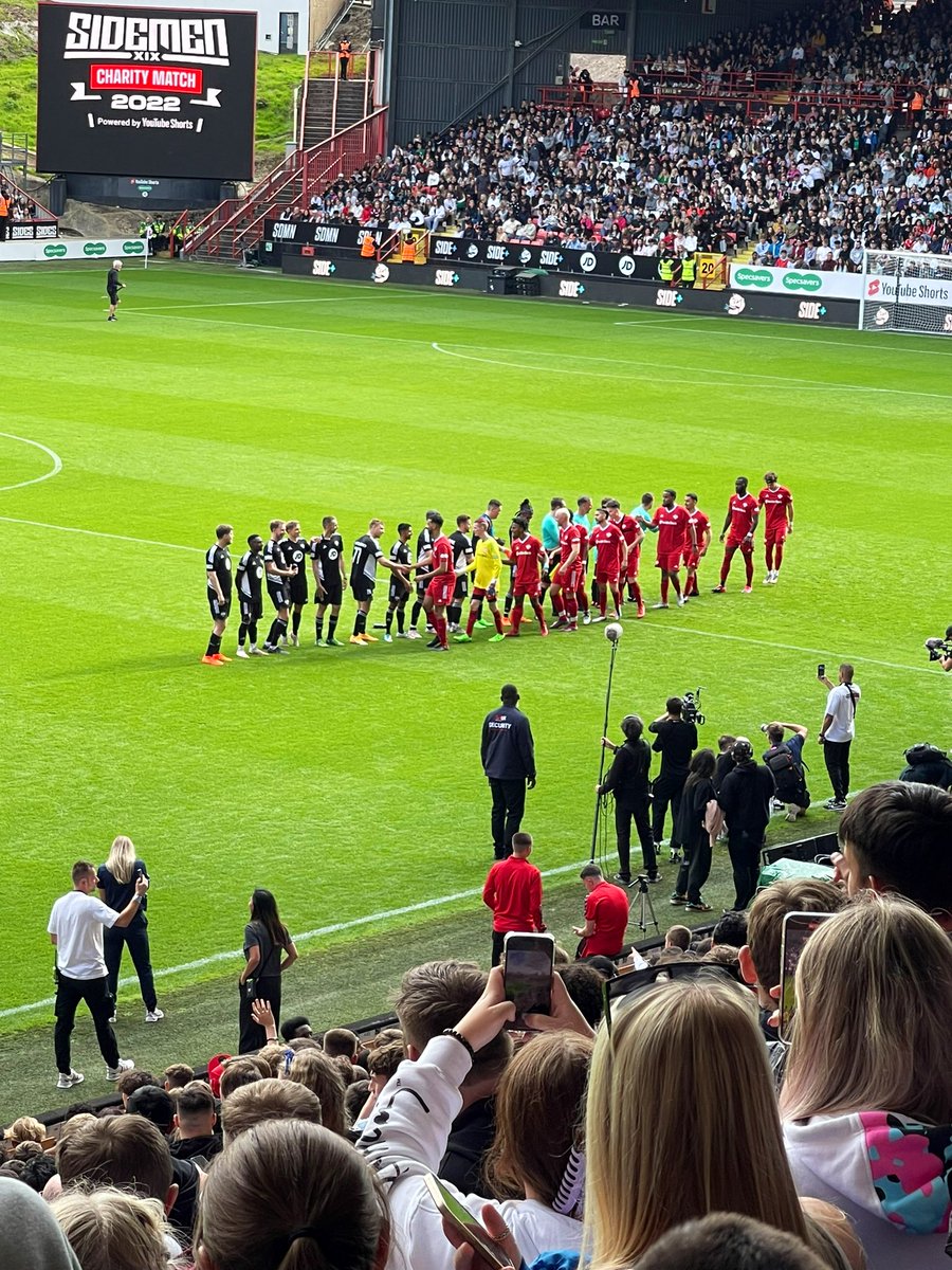 FloraSodiya's tweet photo. What a day ⚽️🏆❤️
@charlottebxdd__ @Sidemen 
#sidemenCharityMatch #sidemen #london https://t.co/s8tKyKt3Y8