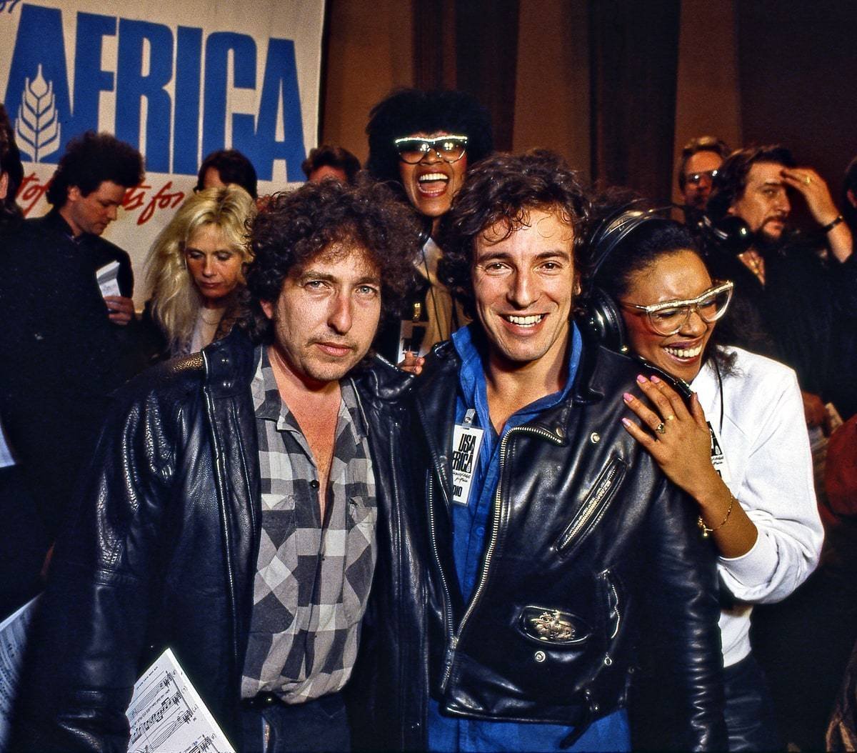 Bob Dylan and Bruce Springsteen at the recording of We Are the World, 1985. 

📸: Harry Benson