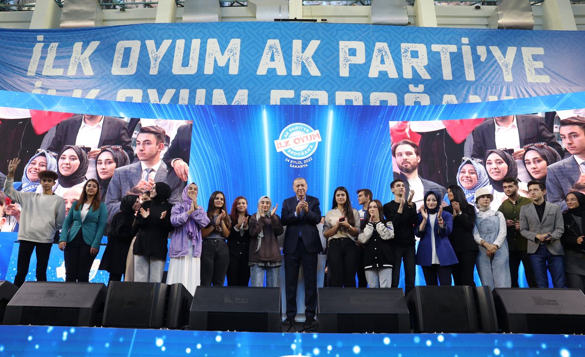 Akparti's tweet photo. Genel Başkanımız ve Cumhurbaşkanımız Recep Tayyip Erdoğan, Sakarya Serdivan Kapalı Spor Salonu'nda düzenlenen ''İlk Oyum Erdoğan'a, İlk Oyum AK Parti'ye'' Gençlik Buluşması'na katıldı.

#İlkOyum https://t.co/TtWdQieHvq