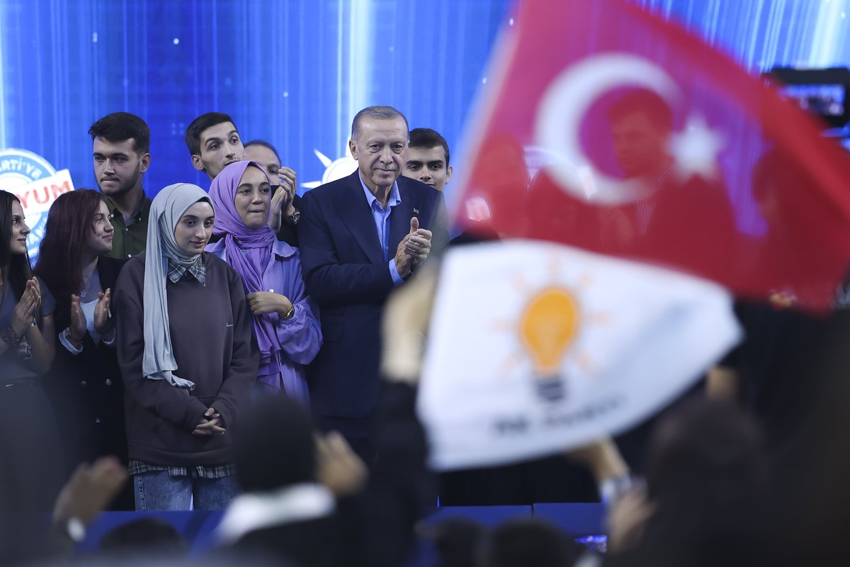 Akparti's tweet photo. Genel Başkanımız ve Cumhurbaşkanımız Recep Tayyip Erdoğan, Sakarya Serdivan Kapalı Spor Salonu'nda düzenlenen ''İlk Oyum Erdoğan'a, İlk Oyum AK Parti'ye'' Gençlik Buluşması'na katıldı.

#İlkOyum https://t.co/TtWdQieHvq
