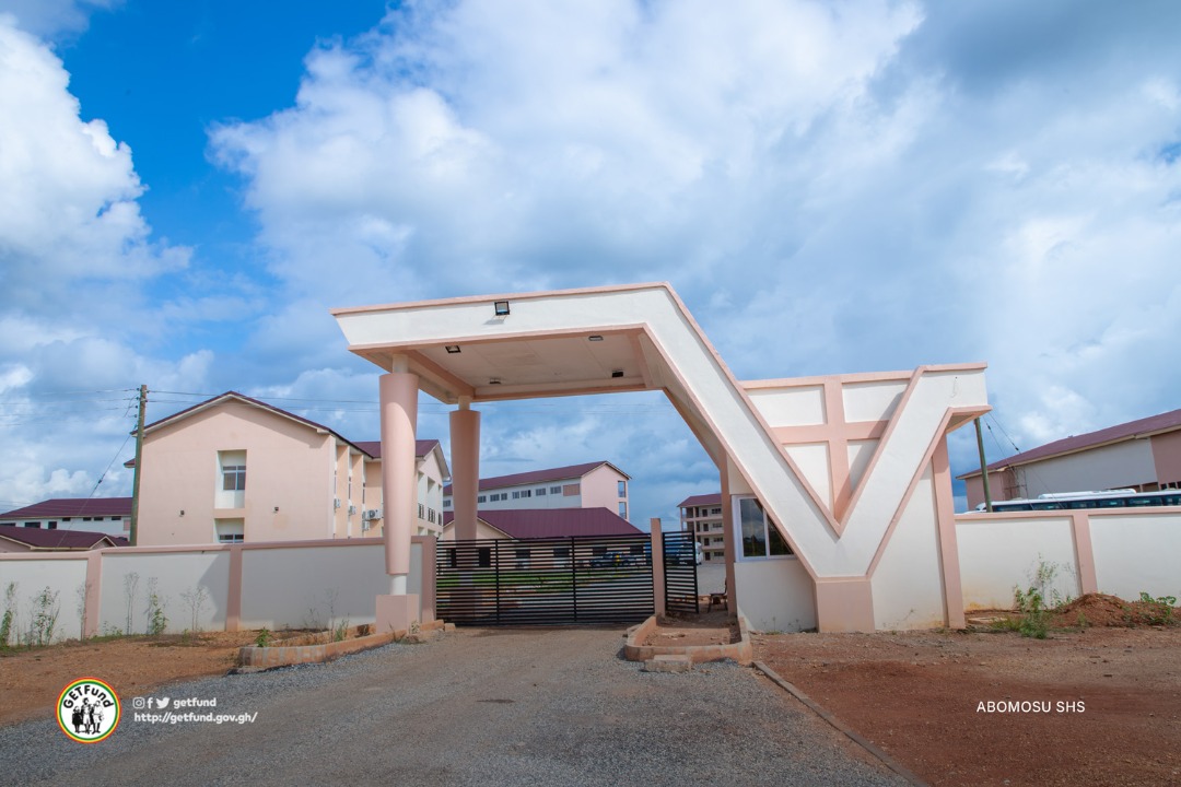 Ch_andoh's tweet photo. Jah bless @NAkufoAddo (Addo Dee) for giving Abomosu a STEM Senior High School 
#MakingProgress 
#GovtInfrastructure https://t.co/qLgYCAz0sw