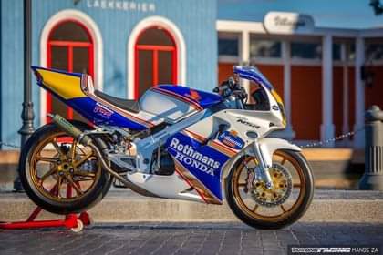 2TRiders1's tweet photo. 🌍 Follower of the week 🌍
เจ้าสัวบ้านนา สหวัสส์ มงคลรัตนนันต์ from Thailand sends us his wonderful Honda NSR150sp Rothmans Edition full rebuilt. ขอบคุณมาก เจ้าสัวบ้านนา 🙏
👉 More on Instagram &amp; Facebook. 👈 https://t.co/qAtk9a2mg6