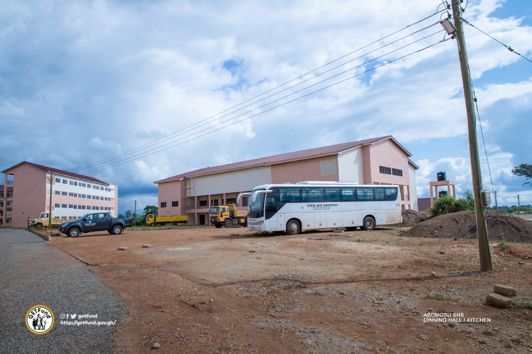Ch_andoh's tweet photo. Jah bless @NAkufoAddo (Addo Dee) for giving Abomosu a STEM Senior High School 
#MakingProgress 
#GovtInfrastructure https://t.co/qLgYCAz0sw