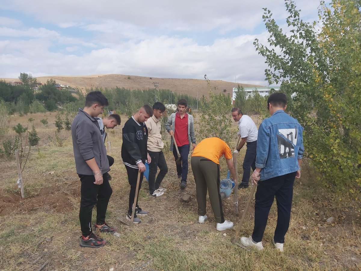 2021 yılında okulumuz tarafından dikilmiş olan meyve ağaçlarının bakım ve sulaması Müdür Yardımcımız Hasan Efe nezaretinde öğrencilerimizle yapıldı.
