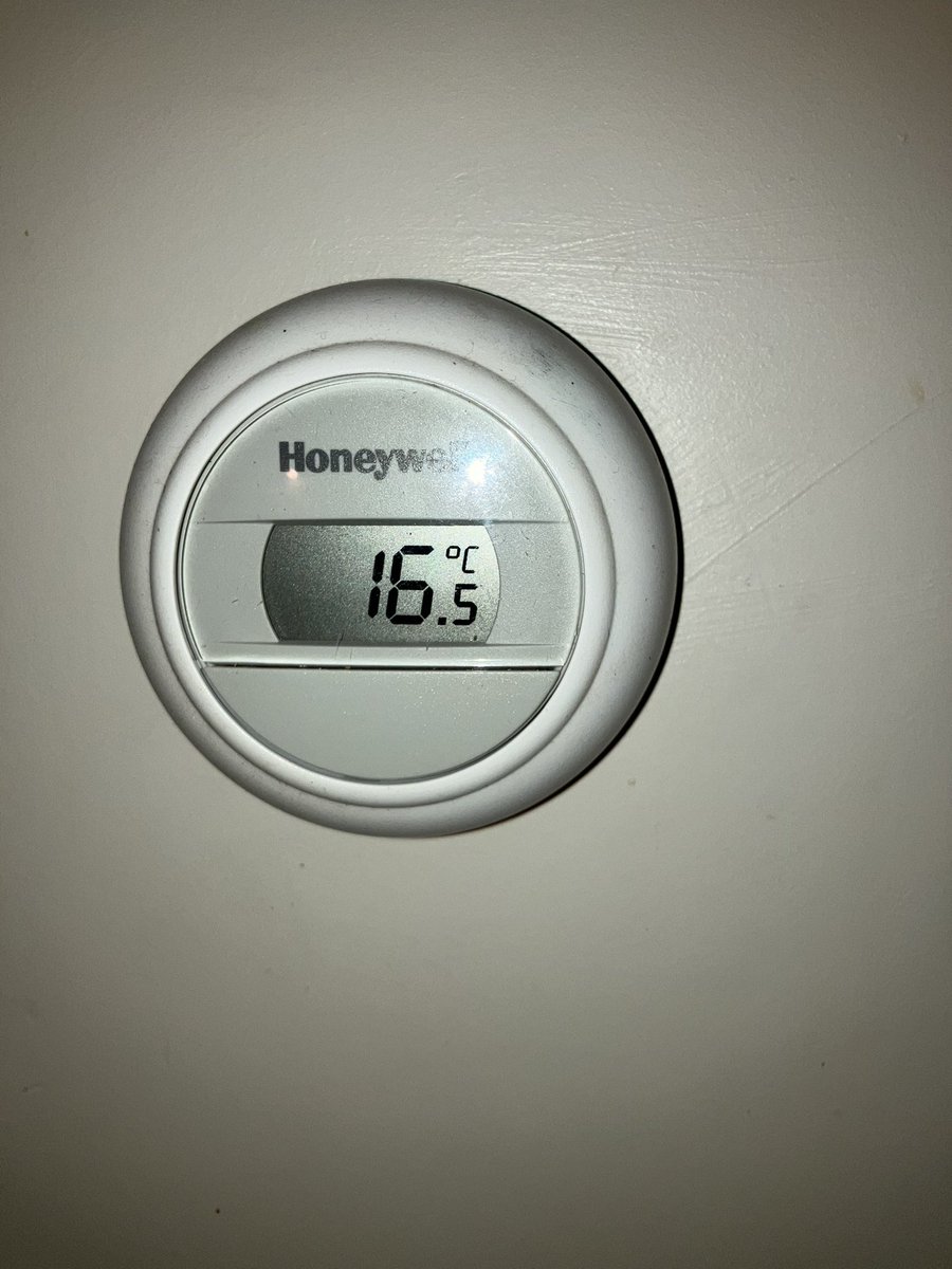 50 uur gewerkt deze week Zaterdagavond 16,5 graden  in de kamer. Kinderen onder een deken. De cv kan niet aan. Te duur. We moeten allemaal een stukje armer gaan worden van <a href="/SigridKaag/">Sigrid Kaag</a> van @d66 Hoe warm zit u er zelf eigenlijk bij net uw 5 huizen?
