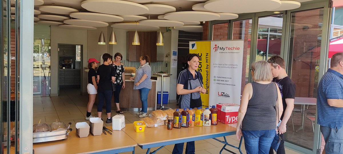 vinexa's tweet photo. An eventful @supersonicfibre activation with @MytechieA @SAIEE and @assajhb #engineeringiscool #astronomyisfun https://t.co/nVBblGvp6p