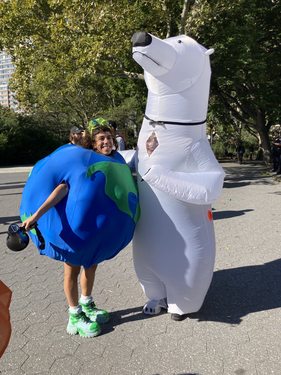 nuclearny's tweet photo. Standing up with a message of hope at the #FFF #ClimateWeekNYC march. #StandUp4Nuclear #StandUp4Science #StandUp4Climate #WeCanDoThis https://t.co/MlEBNcen0U