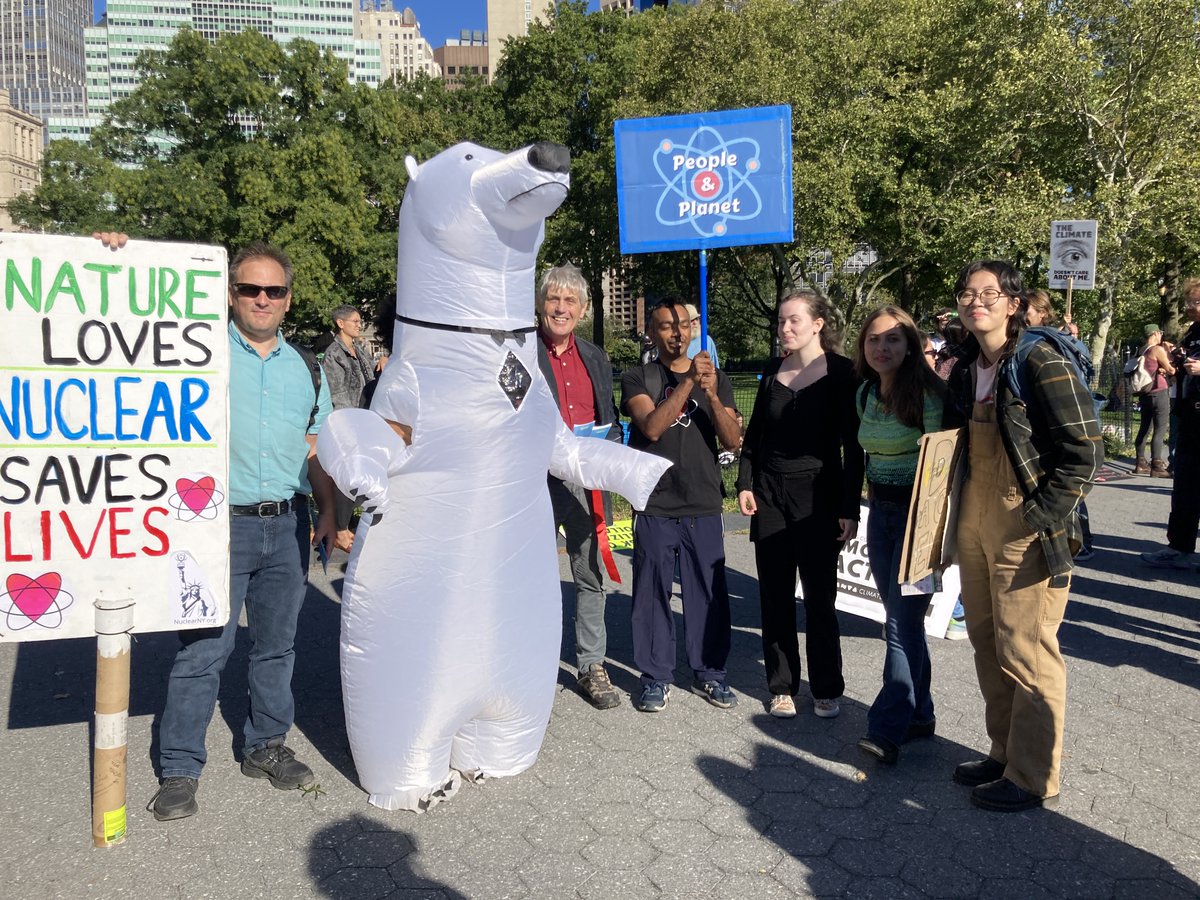 nuclearny's tweet photo. Standing up with a message of hope at the #FFF #ClimateWeekNYC march. #StandUp4Nuclear #StandUp4Science #StandUp4Climate #WeCanDoThis https://t.co/MlEBNcen0U
