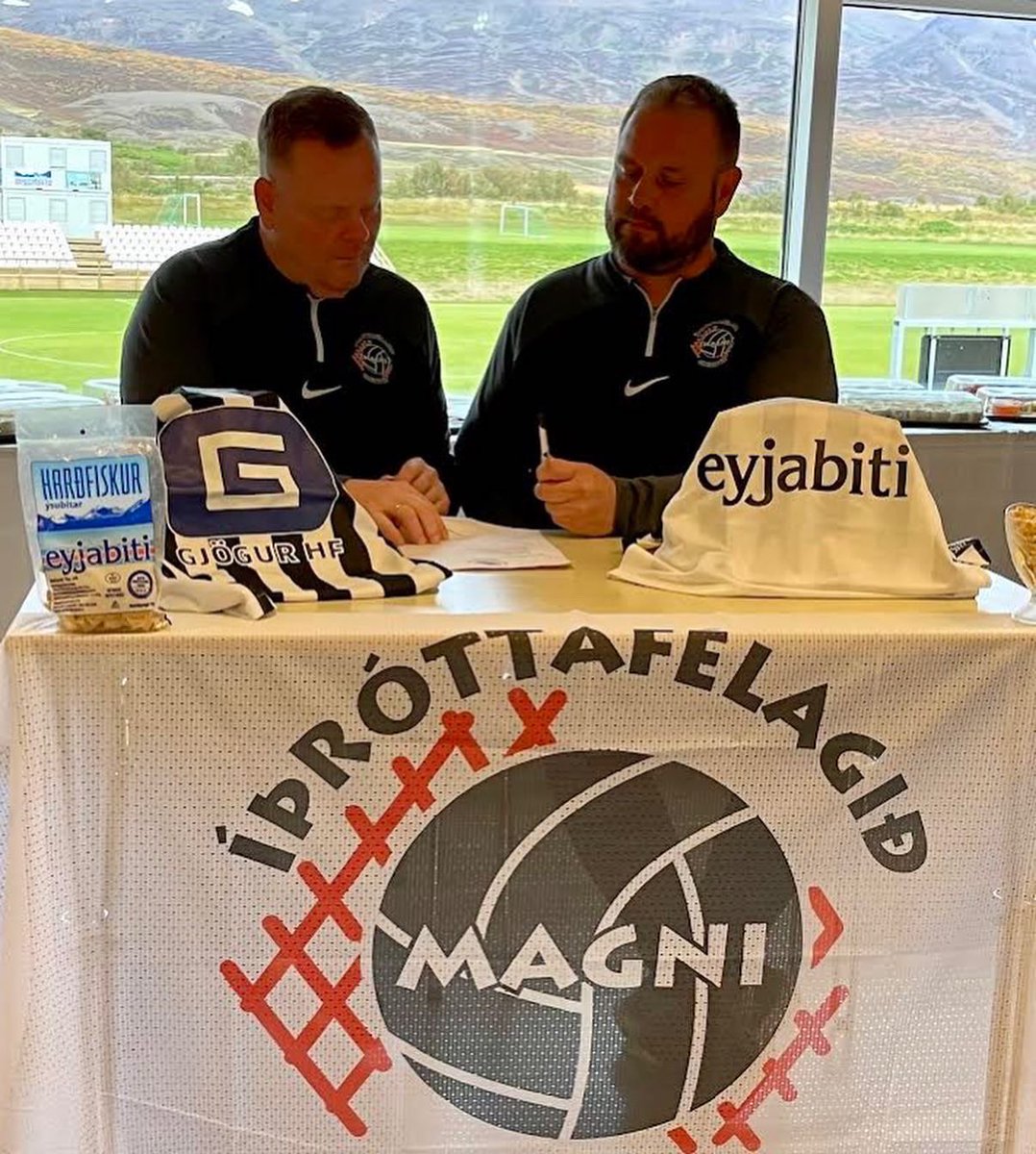 Óskar Bragason ráðinn þjálfari Magna

Óskar gerði 2 ára samning við félagið, hann tók við Magna á miðju tímabili og er ánægja með hans störf hjá félaginu og hefur samstarfið gengið vel. 

Við hlökkum til komandi tíma og óskum honum góðs gengis á komandi árum hjá Magna. #ástríðan