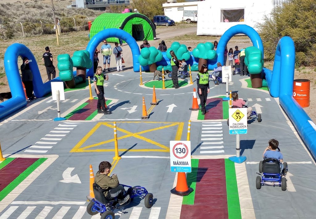 APSVChubut's tweet image. GOBIERNO DEL CHUBUT
MINISTERIO DE SEGURIDAD
Escuelita Vial | #APSV

El parque Itinerante del Ministerio de Seguridad realiza sus actividades en el marco de la #Corrida de las Ballenas en la localidad de Puerto Pirámides.