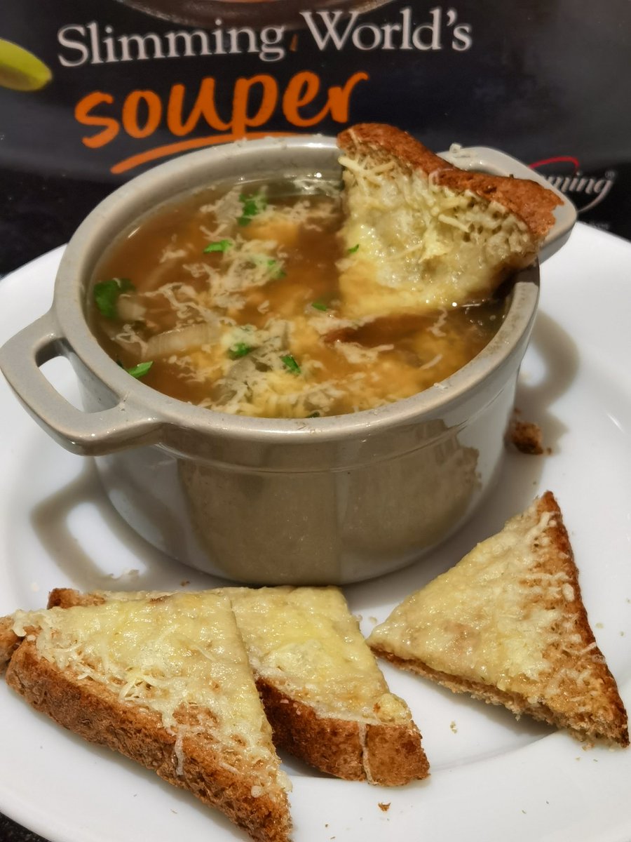 #SaturdayVibes with #Strictly enjoying a lovely French Onion soup  from the latest #newrecipebook from @slimmingworld
#yummy #healthynotboring #healthylifestyle #foodoptimising #weightloss #loseweight #slimmingworldplan
