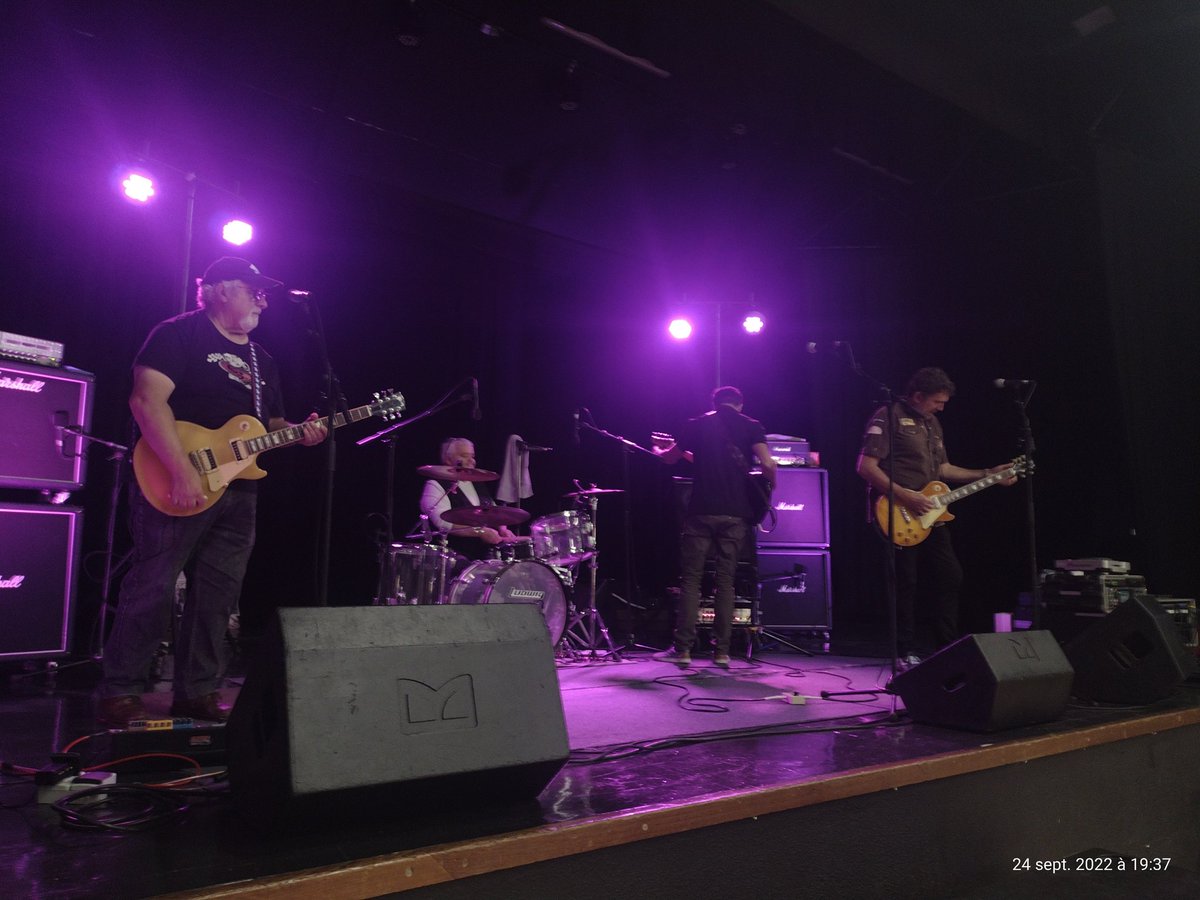 ThiChaplain's tweet photo. Merci Adrien (@kereonnec ) de m'avoir parler de #Sextan, j'ai passé un excellent apéro-concert à Locoal-Mendon dans le #Morbihan. https://t.co/iEK3AYJfzn