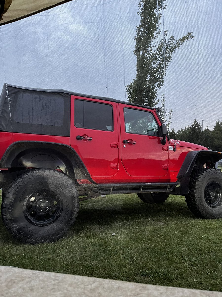 DJBrando97's tweet photo. It’s a sad day when the soft top comes off and the hard top goes back on!!! Hurry back summer!!! #jeep #summerisover https://t.co/N8yEbrQKwt