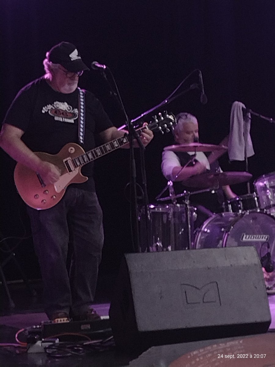 ThiChaplain's tweet photo. Merci Adrien (@kereonnec ) de m'avoir parler de #Sextan, j'ai passé un excellent apéro-concert à Locoal-Mendon dans le #Morbihan. https://t.co/iEK3AYJfzn