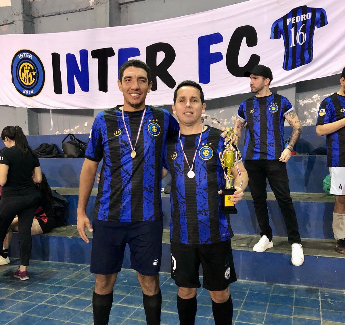 GustavoAvalosDT's tweet photo. Inter campeón! 🔵⚫️ @InterFiloUna @ceffuna 🏆🥇 https://t.co/kY9EOudVEY