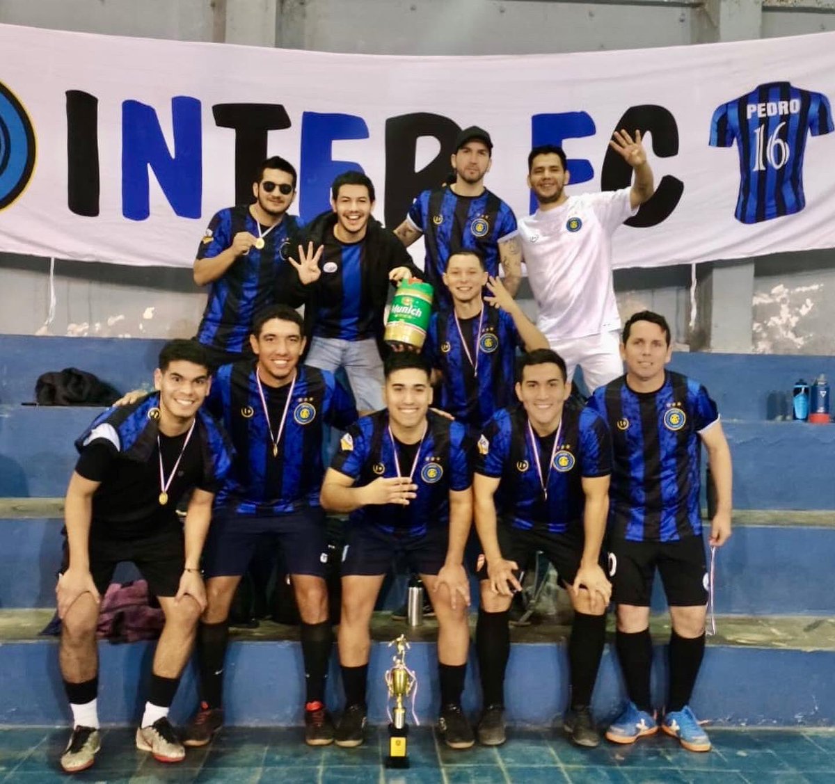 GustavoAvalosDT's tweet photo. Inter campeón! 🔵⚫️ @InterFiloUna @ceffuna 🏆🥇 https://t.co/kY9EOudVEY