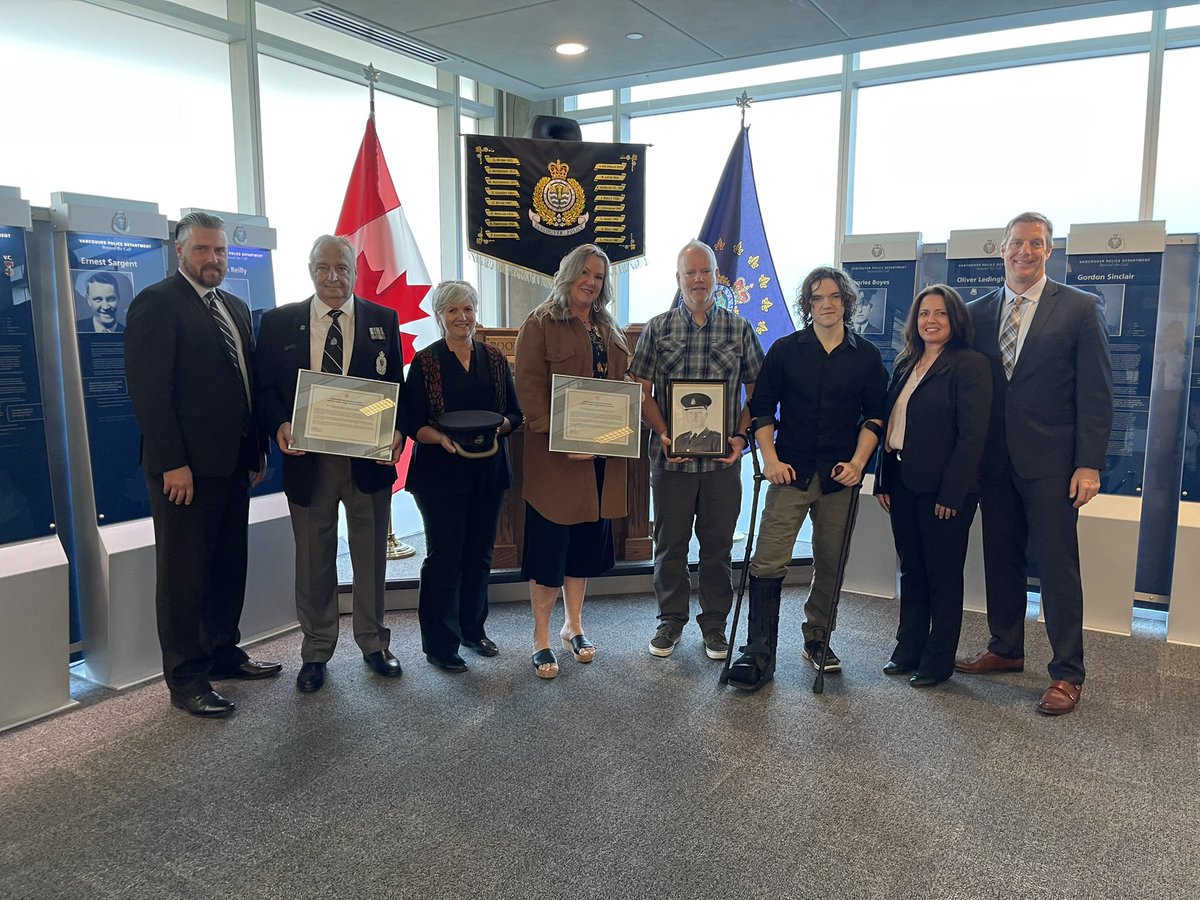 ChiefVicPD's tweet photo. An extraordinary photo - 4 generations of representation of @VancouverPD officers being honoured for relentlessly working the cities oldest unsolved homicide. The boys were ID’d earlier this year and the mystery solved. #babesinthewoods #neverclosed  https://t.co/Hpt7PndEtK https://t.co/kUtQDmeqGo