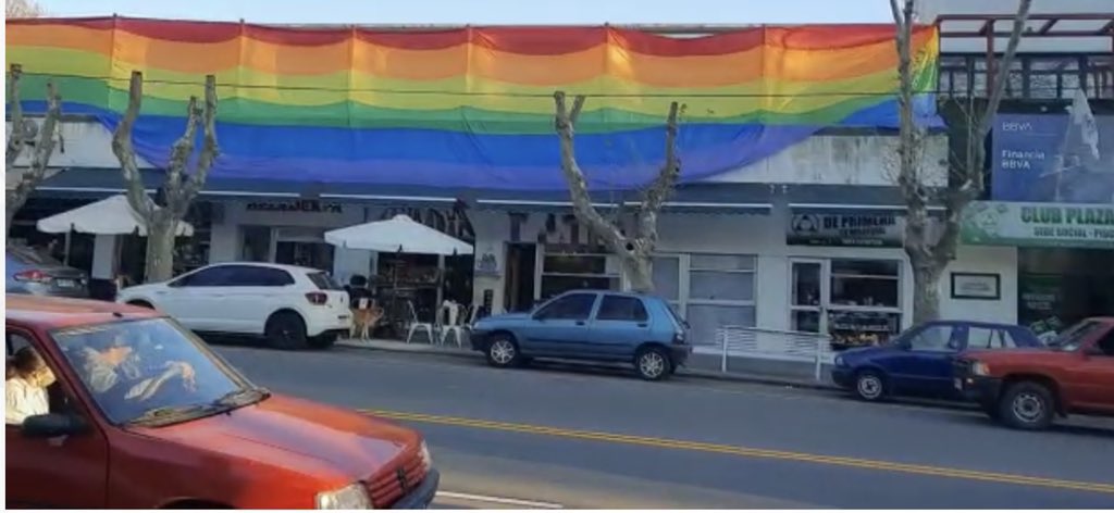 PlazaColonia's tweet photo. CAPITANES DE LA DIVERSIDAD

Porque la libertad se construye desde las diferencias, la empatía y la tolerancia
Porque el derecho a amar y a ser amado, el derecho a elegir, a ser felices y no ser discriminados se llama libertad

Por eso hoy marchamos

SOMOS DIVERSIDAD
#SomosColonia https://t.co/ItyEuYKRyR